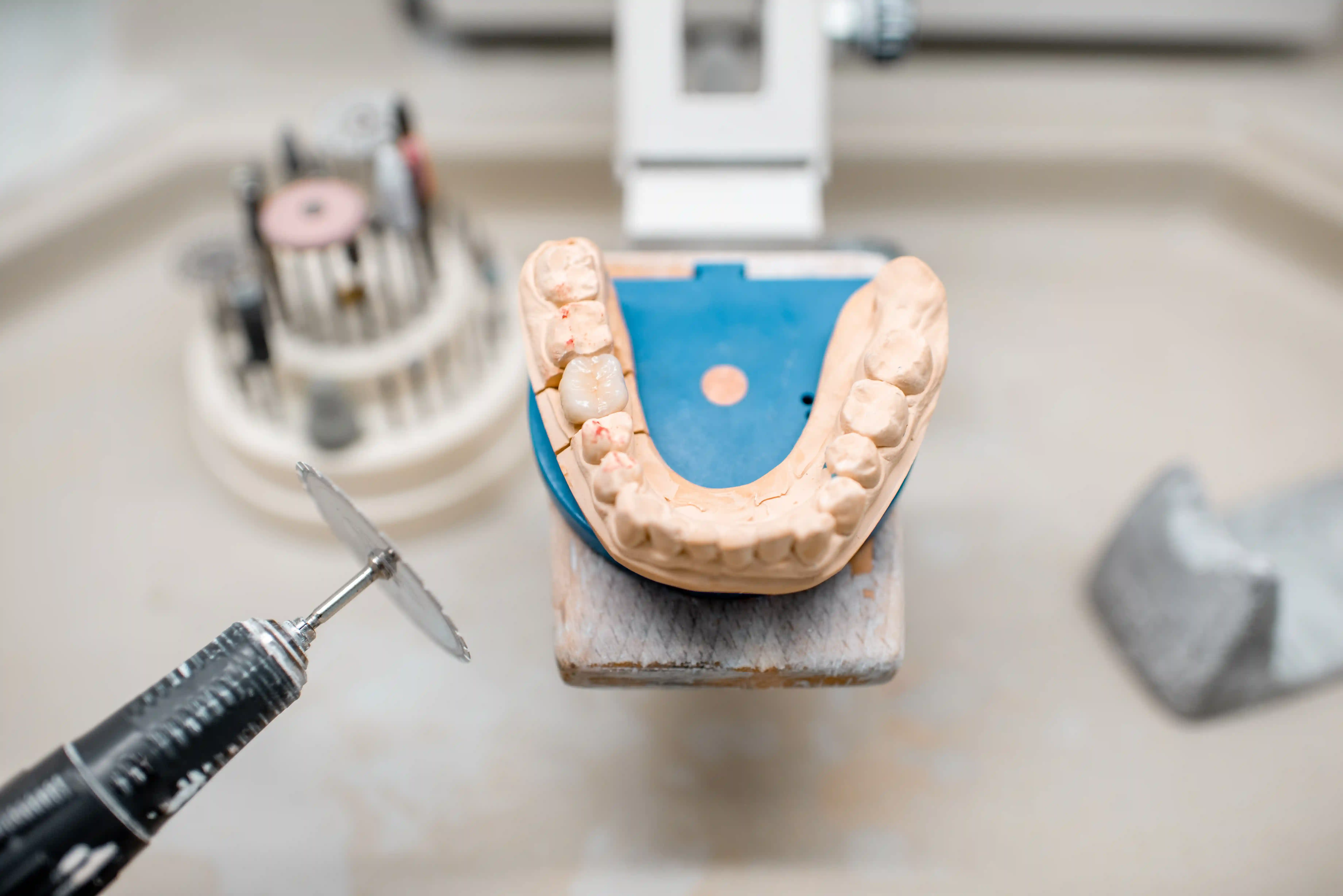 Zahntechniker bei der Arbeit